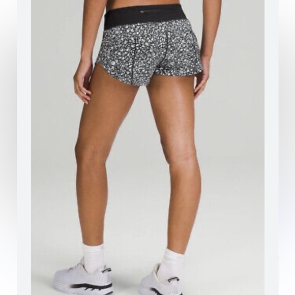 Lululemon Speed Up Short 2.5 Low Rise Daisy Dust Alpine White Black /Black - Picture 3 of 11